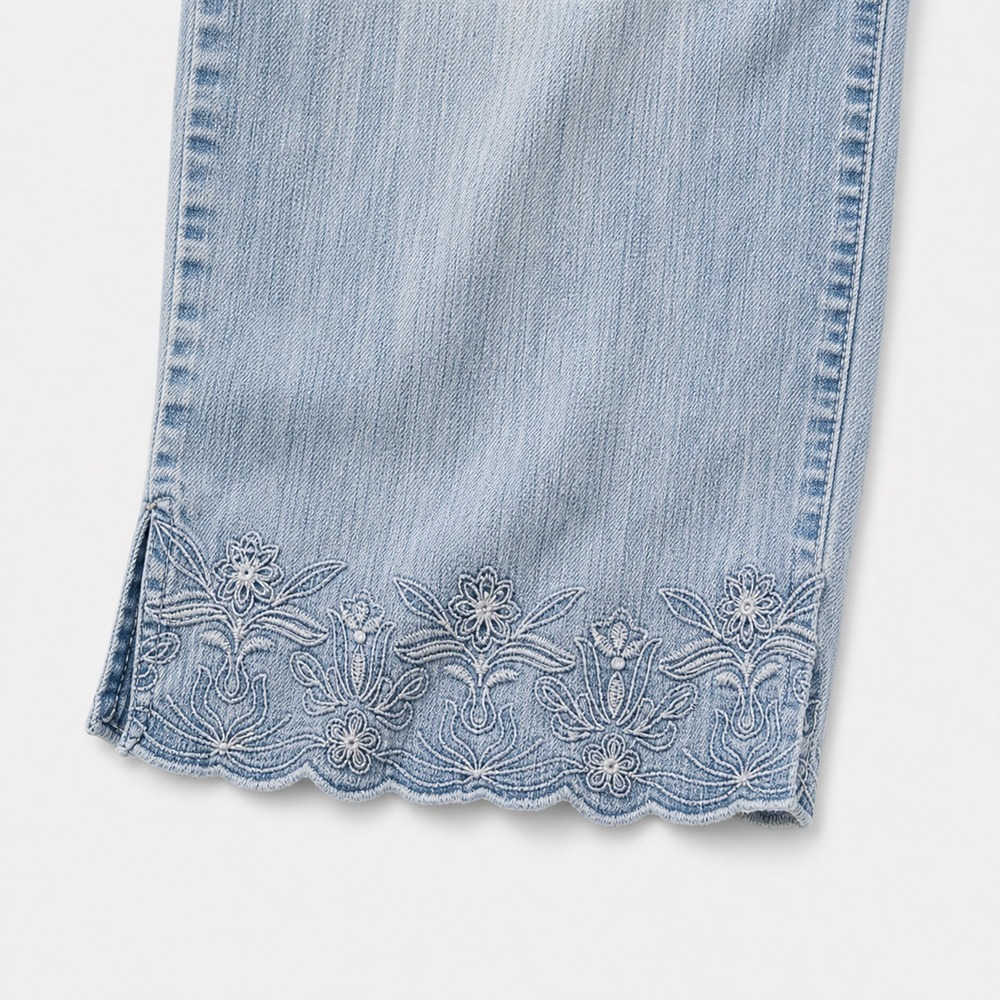 Cropped Denim Capris Embroidered Floral Hem Womens Plus Sz 18W Gloria Vanderbilt - Picture 2 of 13